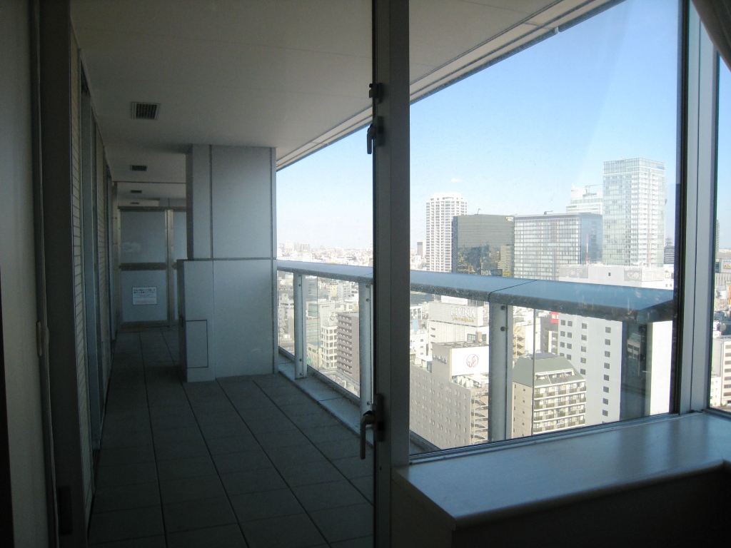 Balcony. Wide balcony of 8.5m is east. 3 You can enter and exit from the room