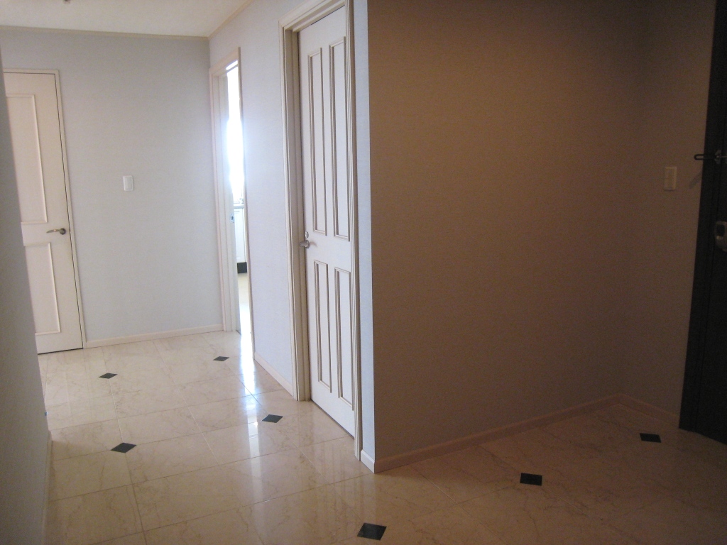 Entrance. Entrance hall is located in luxury in a pseudo-marble white.
