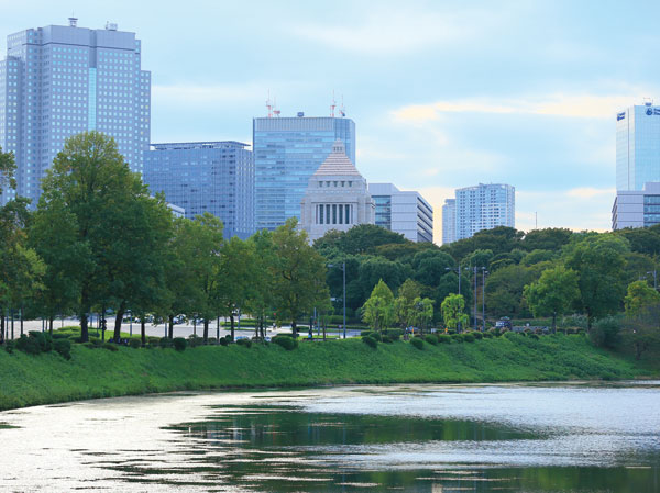 Surrounding environment. Sakurada moat overlooking the Houses of Parliament than (about 1050m / A 14-minute walk)