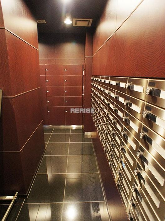 Other common areas. Set post and courier BOX