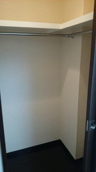 Receipt. Walk-in closet of a large capacity