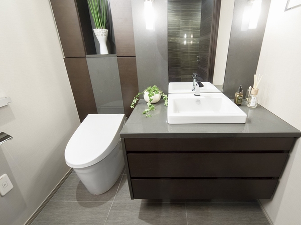 Directions to the model room (a word from the person in charge)