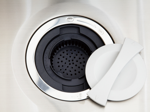 Interior.  [Disposer] Garbage was crushed with a single switch, Standard established a disposal facility for waste water through the disposer processing layer with water.