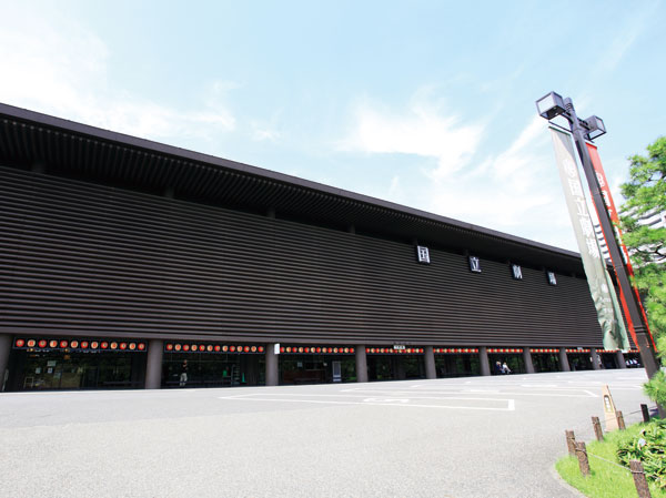 Surrounding environment. National Theatre (13 mins ・ About 1000m)