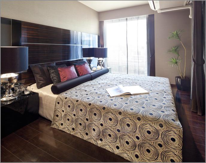 Model room photo. Likely greeted with a refreshing awakening bedroom. It opens the curtain, Come jump is downtown panoramic view with warm sunshine (Model Room)