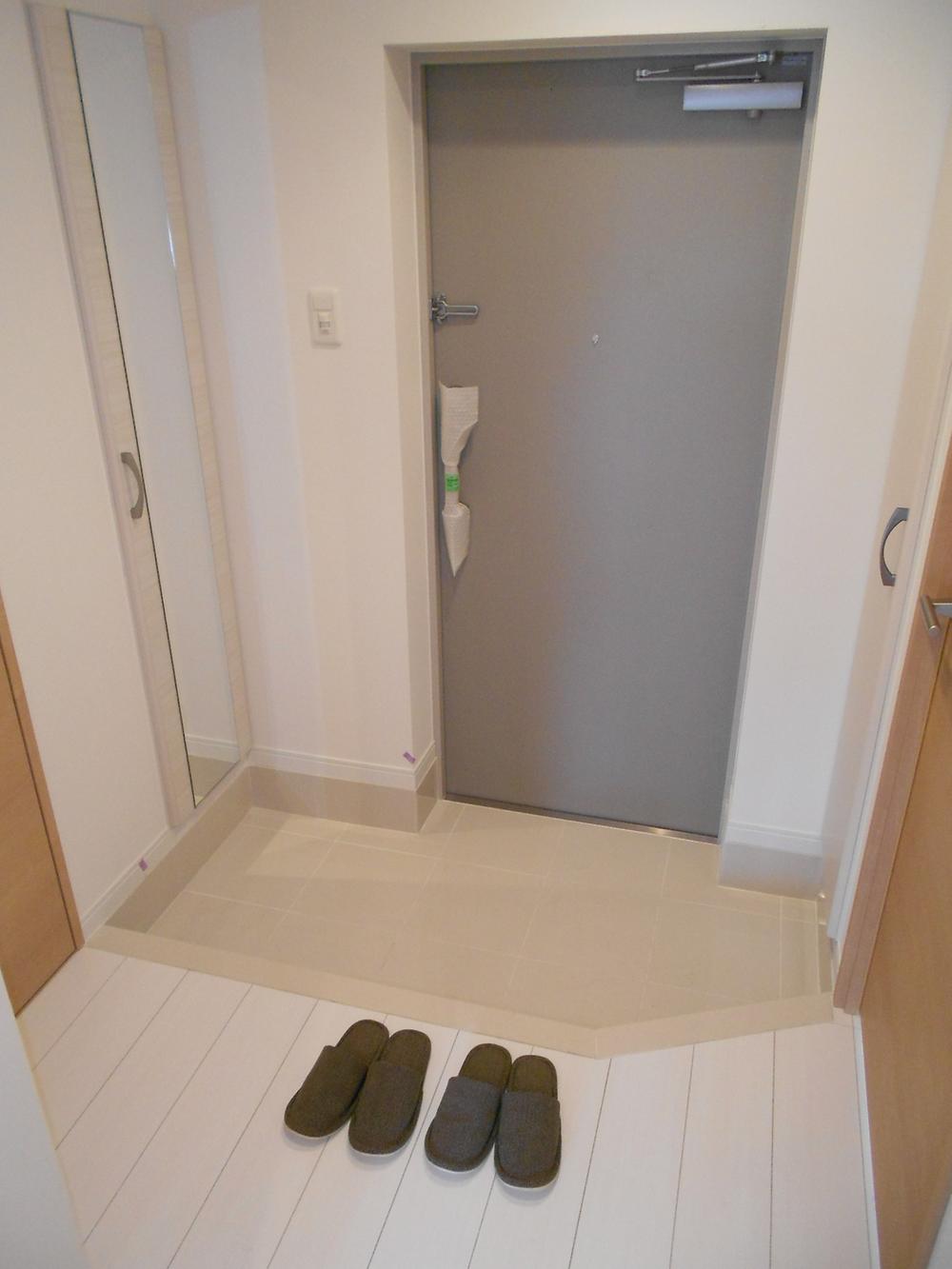 Entrance. There are two places box geta