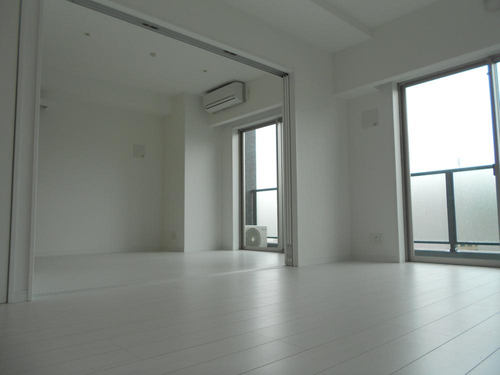 Non-living room. Year Available / Immediate Available / 2 along the line more accessible / System kitchen / Bathroom Dryer / Corner dwelling unit / All room storage / top floor ・ No upper floor / Washbasin with shower / Face-to-face kitchen / Bicycle-parking space / Elevator / Warm water washing toilet seat / TV monitor interphone / All living room flooring / Walk-in closet / Pets Negotiable / Delivery Box