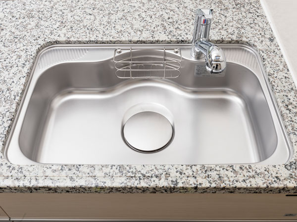 Kitchen.  [Quiet sink] When the flow of water, Water reduces the I sound. You can enjoy conversation with people who are living even in the midst of cleaning up.