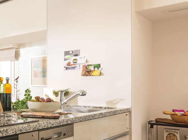 Kitchen.  [Kitchen Panel] The wall facing the range, Oil feathers in such has adopted our easy-care kitchen panel.