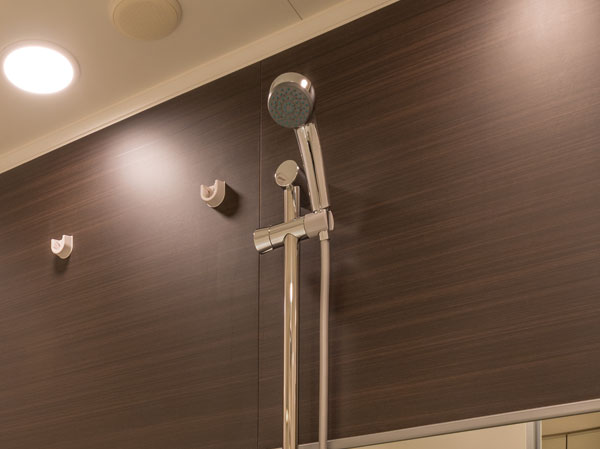 Bathing-wash room.  [Spray shower switch] ON of the shower in the hand of the switch / It adopted a shower head that can be switched to OFF.