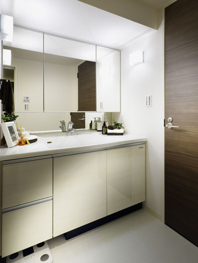 Bathing-wash room.  [Powder Room] A wide three-sided mirror with storage of which can be to organize small items such as toothbrushes and cosmetics was set up on the back.