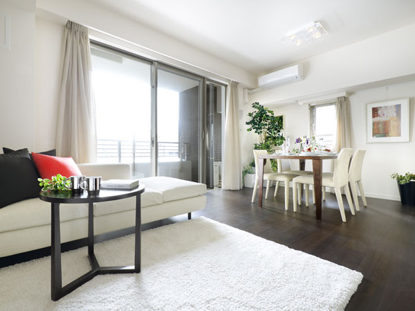 Interior.  [living ・ dining] Two-plane daylight, Living to be wrapped in bright fresh air ・ dining. If you enclose the dining table to plug the morning sun in the family, You can start the day with a refreshing mood.