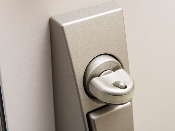 Security.  [Crime prevention thumb turn] Thumb turn turning ※ In preparation for the incorrect lock by, Adopted a crime prevention thumb turn to the front door. It prevents suspicious person of intrusion in a special structure that knob of the inside of the door is not turning easily.  ※ Thumb-turn once and is, A small hole in such a drill to the door, It is a way to unlocking by turning the interior of thumb in such special tool.