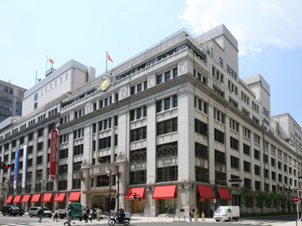 Surrounding environment. Adult Shopping Town, Nihonbashi ・ Mitsukoshimae area. Mitsukoshi Ya is said to be the beginning of Japan's department store, You feel the history and stately in appearance include Nihonbashi Takashimaya. In recent years, also joined there Coredo Muromachi is, Further spread was born to the convenience and charm of the city life. (Nihonbashi Mitsukoshi / About 930m, A 12-minute walk)