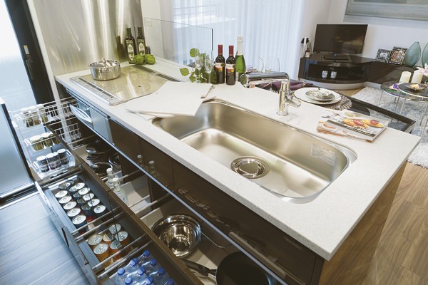 IH stove, etc., Many standard equipped with advanced equipment. Also provides cover of counter the same material in the sink