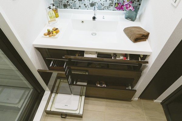 Convenient front pocket to organize, such as make-up supplies, Vanity stuck to functionality such as health meter space that can be measured while accommodated