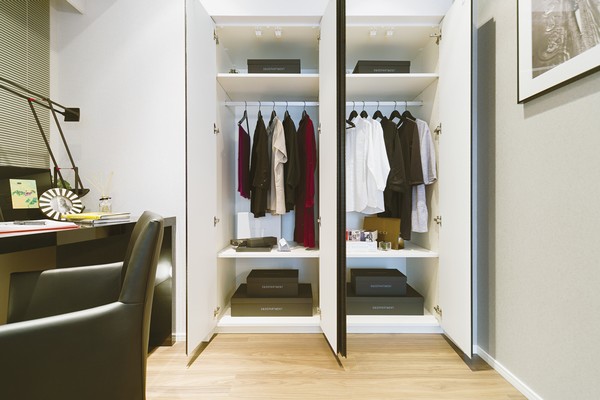 Directions to the model room (a word from the person in charge)