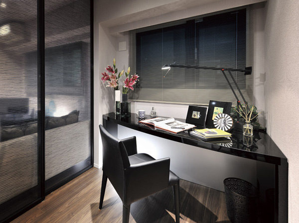 Living.  [Western style room] The interior, Representing a mix coordinated to match the wood grain color with new materials and calm shiny. Material in a single room ・ Color ・ Is different finish, I was raised to create an expressive space.