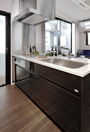 Kitchen.  [kitchen] Full of sense of openness open type of kitchen. Good for what the design because it is open, Get rid of the stove before the wall set up a transparent oil guard, It was equipped with a lid to sink. IH cooking heater, etc., Advanced equipment to support the every day was also stocked versatile.