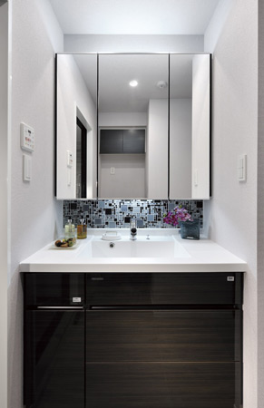 Bathing-wash room.  [bathroom] Of course, the morning and evening of dressing, As women can be used comfortably in makeup and skin care, And convenient storage Ya fine cosmetics is also easy to put away, Stuck in a bright clean look lighting. Also, Toward the powder room that gracefully relaxing, Body-friendly natural materials linoleum flooring Ya, It has also adopted functional wallpaper that generates a negative ion.