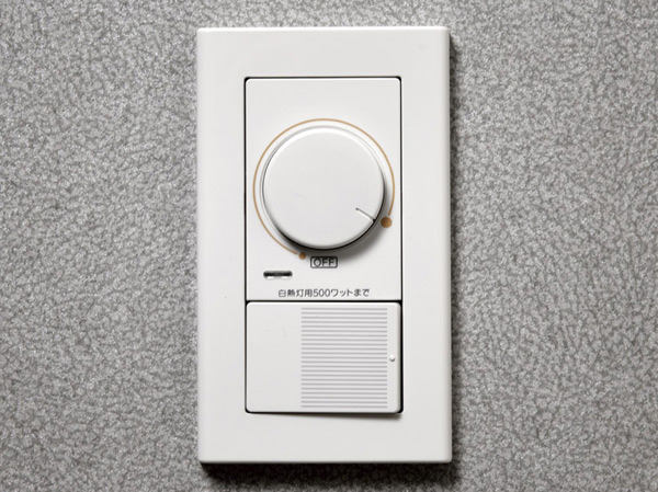 Interior.  [Dimming controller] Standard equipped with a dimming controller to LD and bathroom. Beautiful and rich space shade of light create brings mental peace.