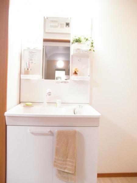 Wash basin, toilet. (Wash basin)