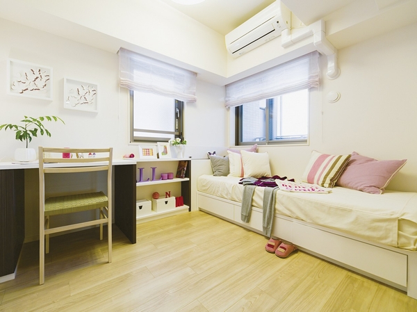 Western-style (2) is bright with two faces lighting facing the service balcony space. Independence because the entrance side is also high, Perfect for a quiet private time.