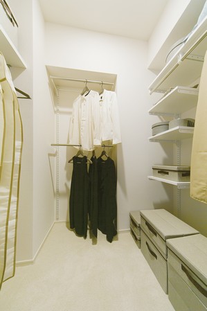 Directions to the model room (a word from the person in charge)