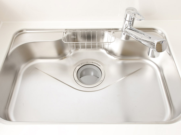 Kitchen.  [Quiet wide sink] About 80cm wide sink. Water is quiet specification to keep the I sound. This is useful with every other detergent.