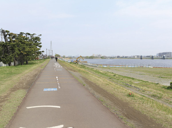 Surrounding environment. Tama River bank park (about 2130m)