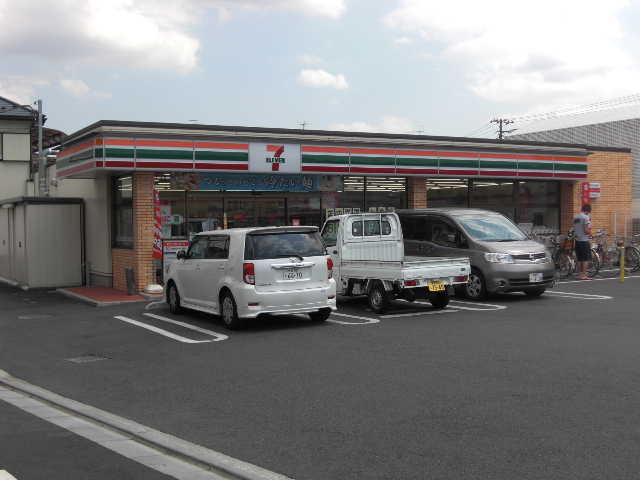 Convenience store. Seven-Eleven (convenience store) to 200m