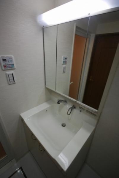 Wash basin, toilet
