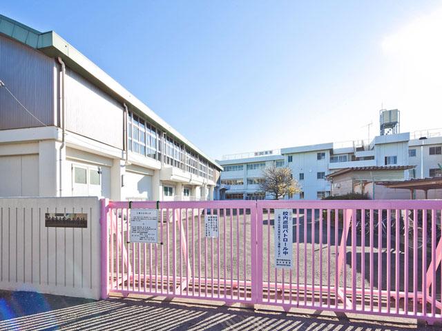 Primary school. Chofu Municipal Fuda Elementary School 540m to