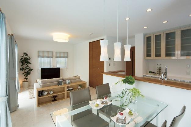 Living. According to the lifestyle and sense, To select freely the living space and interior and exterior from the reference plan, His Rashiku customize. Professional color Cody Ne - ter will be happy to co-ordinate. (Except completed building ・ Some pay ・ Deadline Yes)