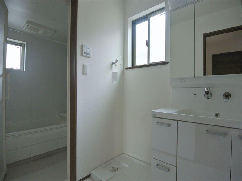 Wash basin, toilet. Seller same specifications