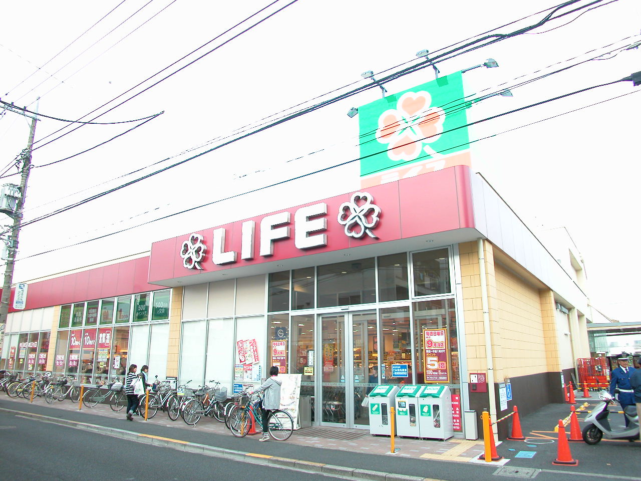 Supermarket. 408m up to life Chofu Sengawa store (Super)
