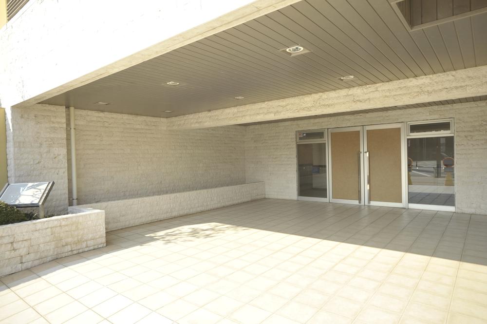 Entrance. Common areas