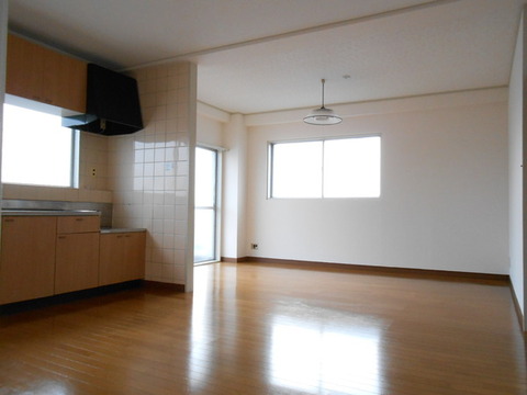 Living and room. About 14.5 Pledge dining kitchen