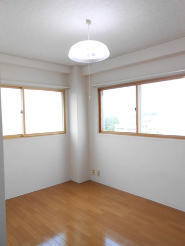 Living and room. East about 6 Pledge Western-style