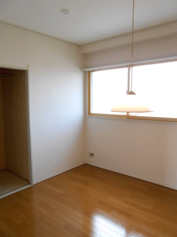 Living and room. North about 5.5 Pledge Western-style