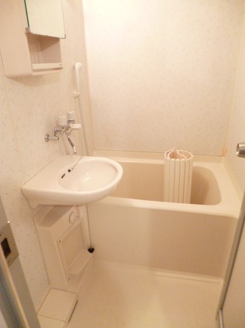 Bath. Beautiful bath.