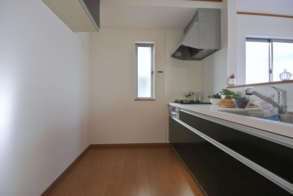 Same specifications photo (kitchen). Seller construction cases