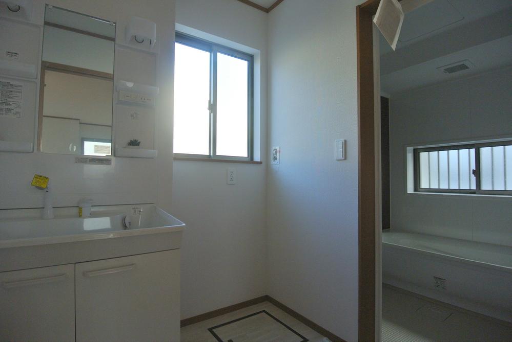 Wash basin, toilet. Seller construction cases