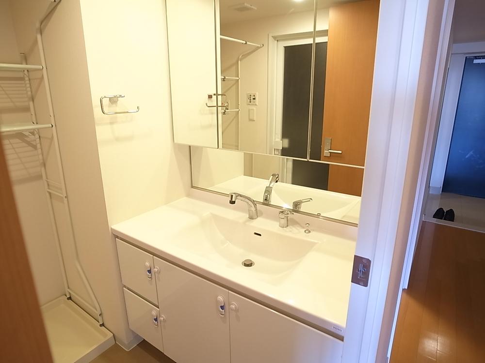 Wash basin, toilet. Indoor (12 May 2013) Shooting
