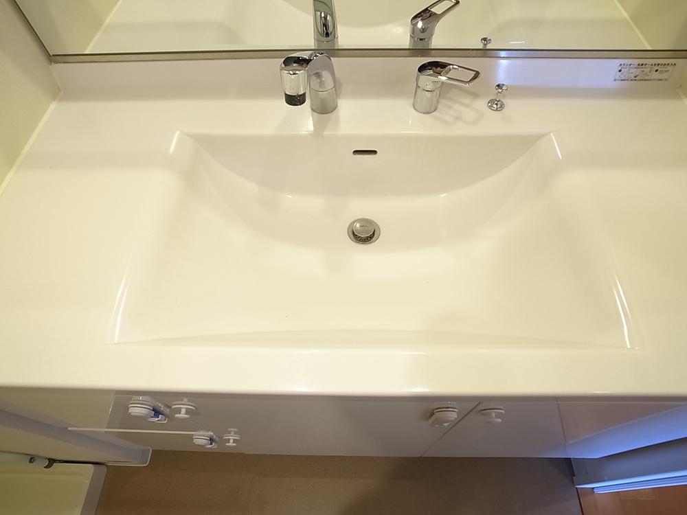 Wash basin, toilet. Indoor (12 May 2013) Shooting