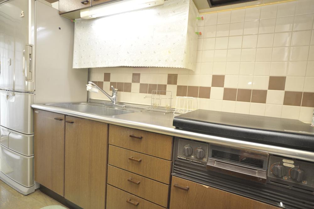 Kitchen. Local (10 May 2013) Shooting