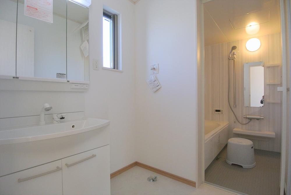 Wash basin, toilet. Seller same specifications