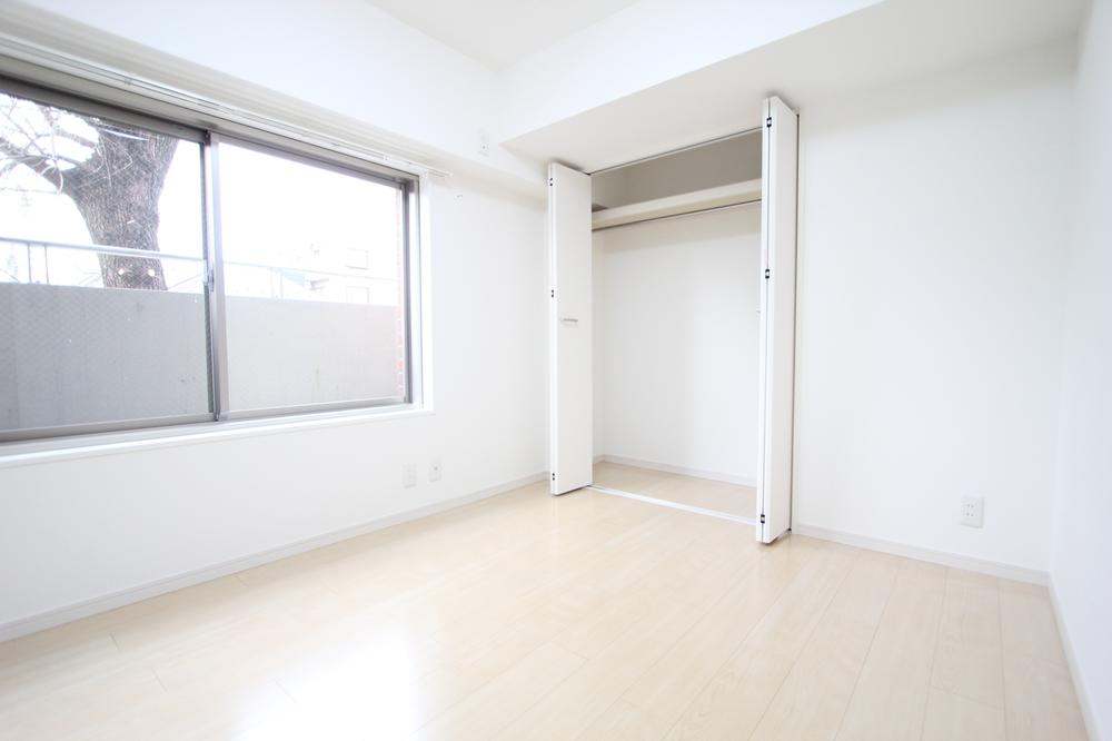 Non-living room. Because it is a corner room, Firm bright window in the living room
