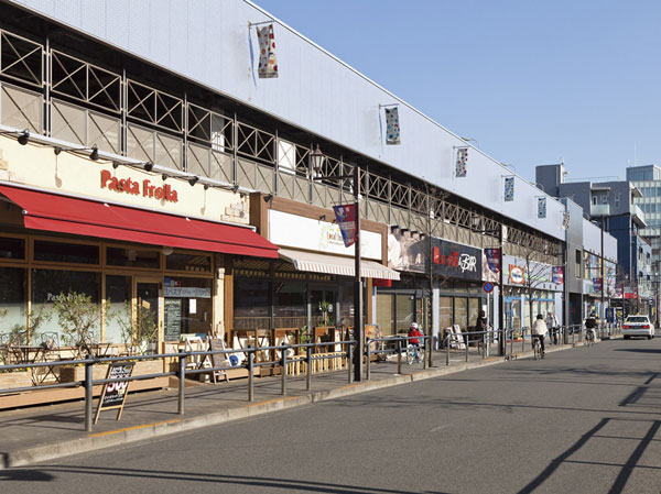 Surrounding environment. Broad Square (about 650m ・ A 9-minute walk)