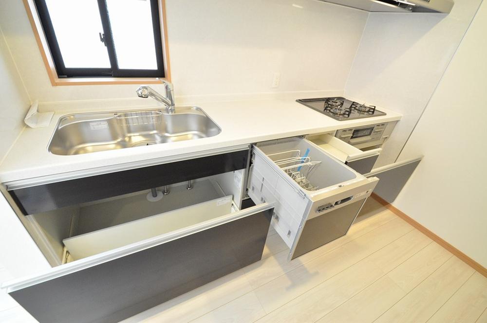 Kitchen. Kitchen in and out easily large slide housed always neat (August 2013) Shooting